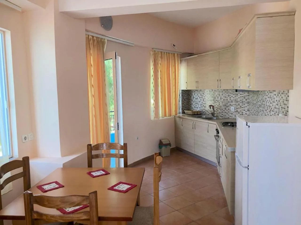 Emily'S Hotel Himarë
